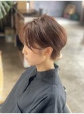 ショートボブ ピンクベージュ 耳掛けスタイル