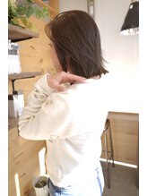 ムート(Mut) 切りっぱなし ミディアム 外ハネ 透明感 グレージュ 艶髪