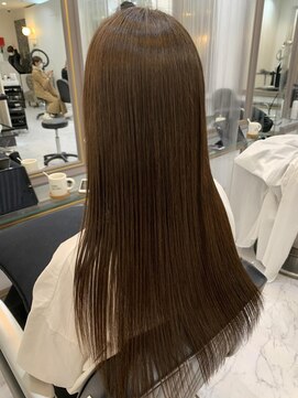 エスカーラ 表参道(THE ESCALA) アッシュベージュのサラツヤストレート【タビラマユミ】