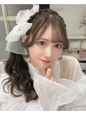 編み込みサイドポニーヘアアレンジ前髪が可愛いベージュカラー