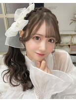 ランド 原宿表参道(LAND)&nbsp;編み込みサイドポニーヘアアレンジ前髪が可愛いベージュカラー