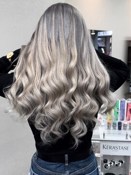 エミーバイモアムー(Emmie byMoremuu) 【埼玉ギャルの救世主】シルバーカラー