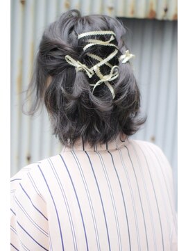 アマンドール(Aman D'or) ショートでも可愛いゴールドリボンアレンジ☆