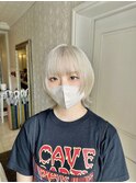 ホワイトベージュカラーショートウルフレイヤーカット