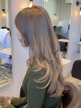 ケリーアン 太田(kelly.un) レイヤーカット / 透明感グレージュ / ハイトーンカラー