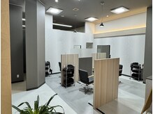 四季の雰囲気（店内は白、黒、グレーの和モダンな内装です！）