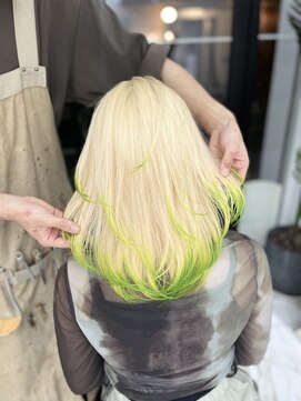 ナナ(NANA) ホワイト/ブロンド/グリーン/ブリーチ/裾カラー/レイヤーカット