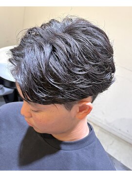フリーク バーバーショップ 都島店(FREAK BARBER SHOP) 黒髪ツーブロックセンターパートフェザーパーマ