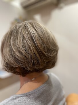 スノウ(snow) シルバーベージュハイライトなボブ