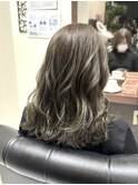 レイヤー巻き髪が可愛いオリーブグレージュ