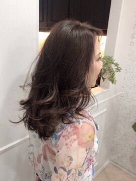 ダマーニ 表参道(DAMANI) ミディアムスタイル。重さを生かしたグラデーションカット