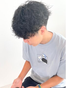 ウェイビーエフティフィフス 横浜西口(WAVEY ft.fifth) センターパート波巻きスパイラルツイストパーマメンズマッシュ