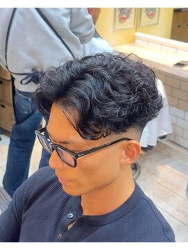 グルーマーズトウキョウ(GROOMER/S TOKYO) ラルフカール　ニュアンスパーマ　センターパート　メンズパーマ
