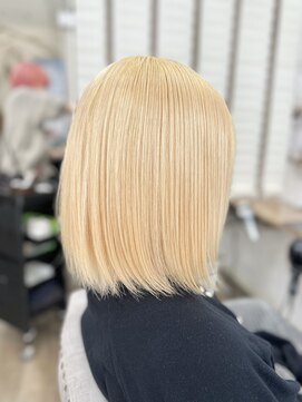 ラウラアンドロー(LAURA&RO) ボブ抜きっぱなしケアブリーチカラー顔周りレイヤーカット