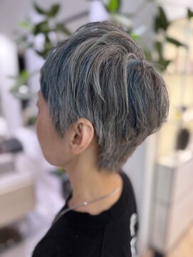 ステア ケース(stair case) グレーとブルーのローライトで白髪活かしデザイン