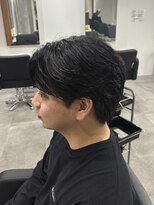 ヒュイル バイ ニアウ(Hwyl by Niau)&nbsp;センターパートフェザーパーマニュアンスパーマメンズカット