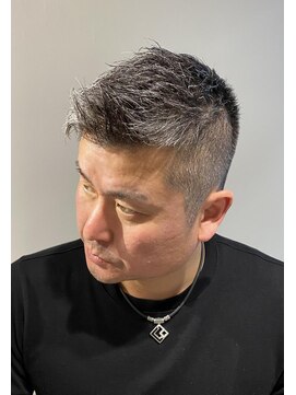 ドルクス 日本橋(Dorcus) カッコいい白髪の男性　ベリーショートスタイル