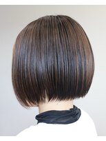 ウィスカーヘアー(whisker hair) ツヤ髪ストレート シンプルボブ