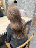 ミルクティーグレージュハイトーンカラーミディアムレイヤーボブ
