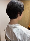 首元まで美しく見せるショートスタイル