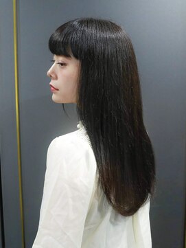ルティア(Lutia) オン眉 ナチュラルストレート 黒髪スタイル★★