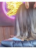 インナーシルバーと外はねボブ