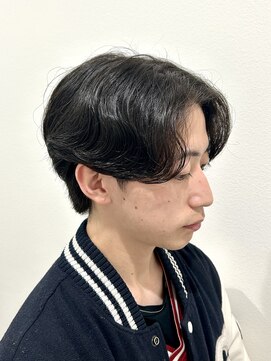 ヒュイル バイ ニアウ(Hwyl by Niau) ニュアンスパーマメンズカットパーマセンターパートフェザー