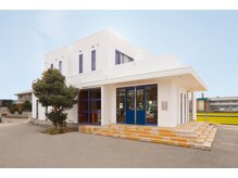 駐車場有り◇白を基調としたスタイリッシュなデザインが特徴的！