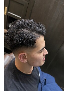 ミリオンバックス 御徒町店(Million Backs) MEN’S HAIR/サーフカール/刈り上げセンターパート/御徒町