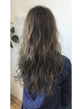 レヴィー(Revie) 外国人風ハイライトアッシュグレージュ