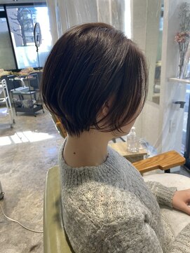 セラ バイ ユーレルム(SerA by U-REALM) 大人可愛いニュアンスショート　担当　佃