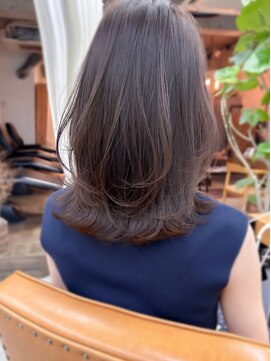 インビテーション(invitation) 切りっぱなしロブレイヤーボブくびれミディ外はねボブ20代30代