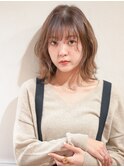 柔らかベージュ×外ハネミックスボブ