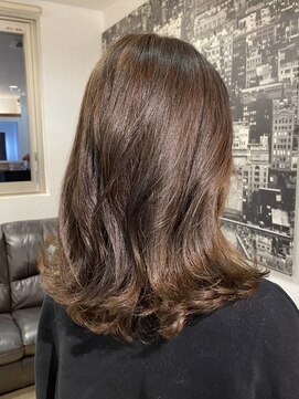 くびれミディアムパーマでスタイリングが楽ちん