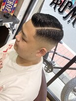 ムア(MUA) サイドパート フェードカット