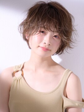 マイラ 銀座(myla) 斜めバングレージュシルキーベージュデザインカラー艶髪ショート