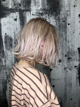 カラーリゾートAi 上野御徒町 仲御徒町店 プラチナブロンド