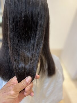 ヴィヴァーチェイルソーレ(VIVACE ilsole) 20代30代艶感ストレート♪髪質改善カラー暗色地毛風ブラック