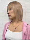 ツヤとラインで魅せる、くすみベージュのストレートボブ