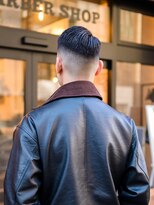 ブロートーキョーバーバーショップ 神田2nd(Bro Tokyo BARBERSHOP)&nbsp;ハイスキンフェードカット 左分けハードパートスタイル