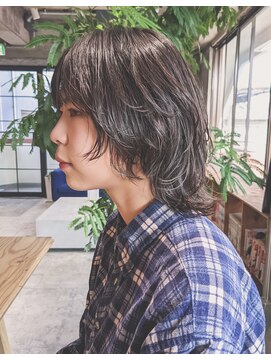 ニイ(nii.) 黒髪でも重たく見えないレイヤーカット