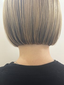 グランドライン(GRAND LINE) パッつと襟足が可愛い！前下がりミニボブ　グレーベージュ