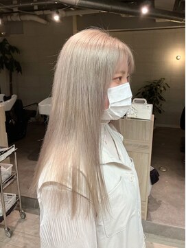 コワファーストナガサキシャンプーボーイ(COIFF1RST NAGASAKI SHAMPOO BOY) ブリーチ2回 ホワイトベージュ