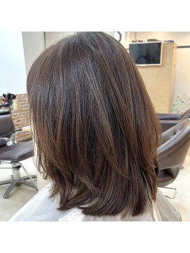 カットハウス はさみの部屋 ミディアムレイヤー/艶カラー/内巻き/モカベージュカラー