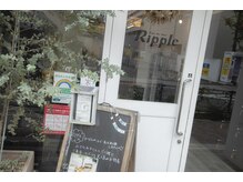 リップル 武蔵境店(Ripple)の雰囲気（茶色の看板と白いドアが目印）