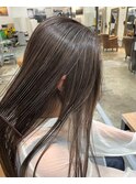 筋感のある細めハイライト外国人風オフィスで浮かないハイライト