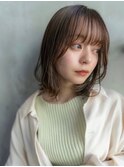 ミディアムレイヤーボブシースルーバングベージュカラー小顔