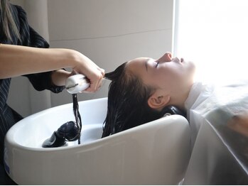 ヒカリス 中崎店(HIKARIS)の写真/【梅田/中崎町】頭浸浴・マイクロバブル[marbb]を使用した、頭皮からケアするヘッドスパで癒しのひと時を♪