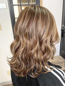 リルア 博多(LIRUA) 明るめハイライトスタイル