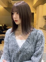 セプト 天神大名(SEPT.)&nbsp;顔周りレイヤー 外ハネミディアム グレージュ 髪質改善カラー